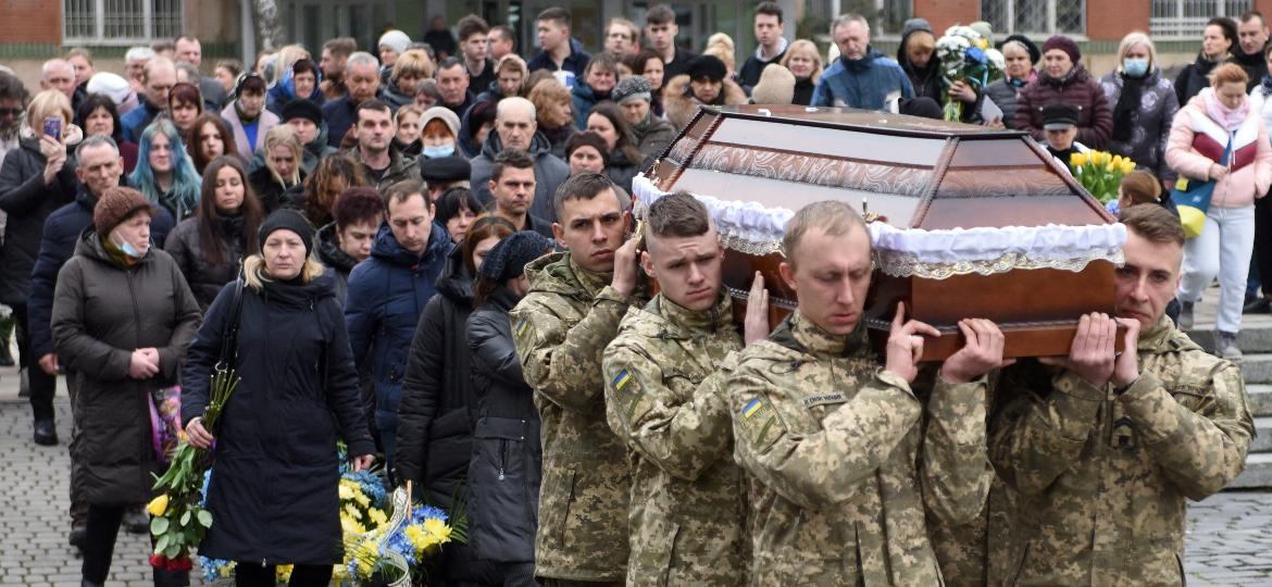 06.abr.2022/ Soldados ucranianos carregam o caixão de um soldado morto enquanto servia seu país, durante seu funeral no cemitério Lychakiv em Lviv, oeste da Ucrânia - YURIY DYACHYSHYN / AFP