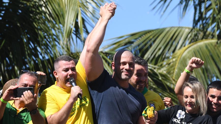 1.mai.2022 - O deputado Daniel Silveira (PTB-RJ) durante manifestação na Praia de Copacabana - Alexandre Brum/Enquadrar/Estadão Conteúdo