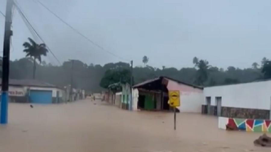 Cidade de Feliz Deserto registrou "correnteza" em via após chuvas - Redes Sociais/Reprodução de vídeo