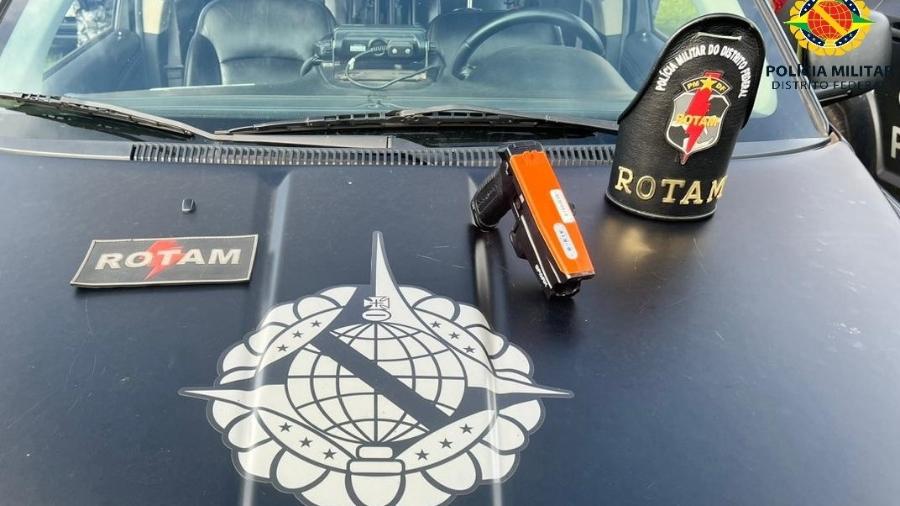 Polícia Militar do Distrito Federal recupera uma das armas roubadas por bolsonaristas durante invasão no domingo - Polícia Militar do DF/Divulgação