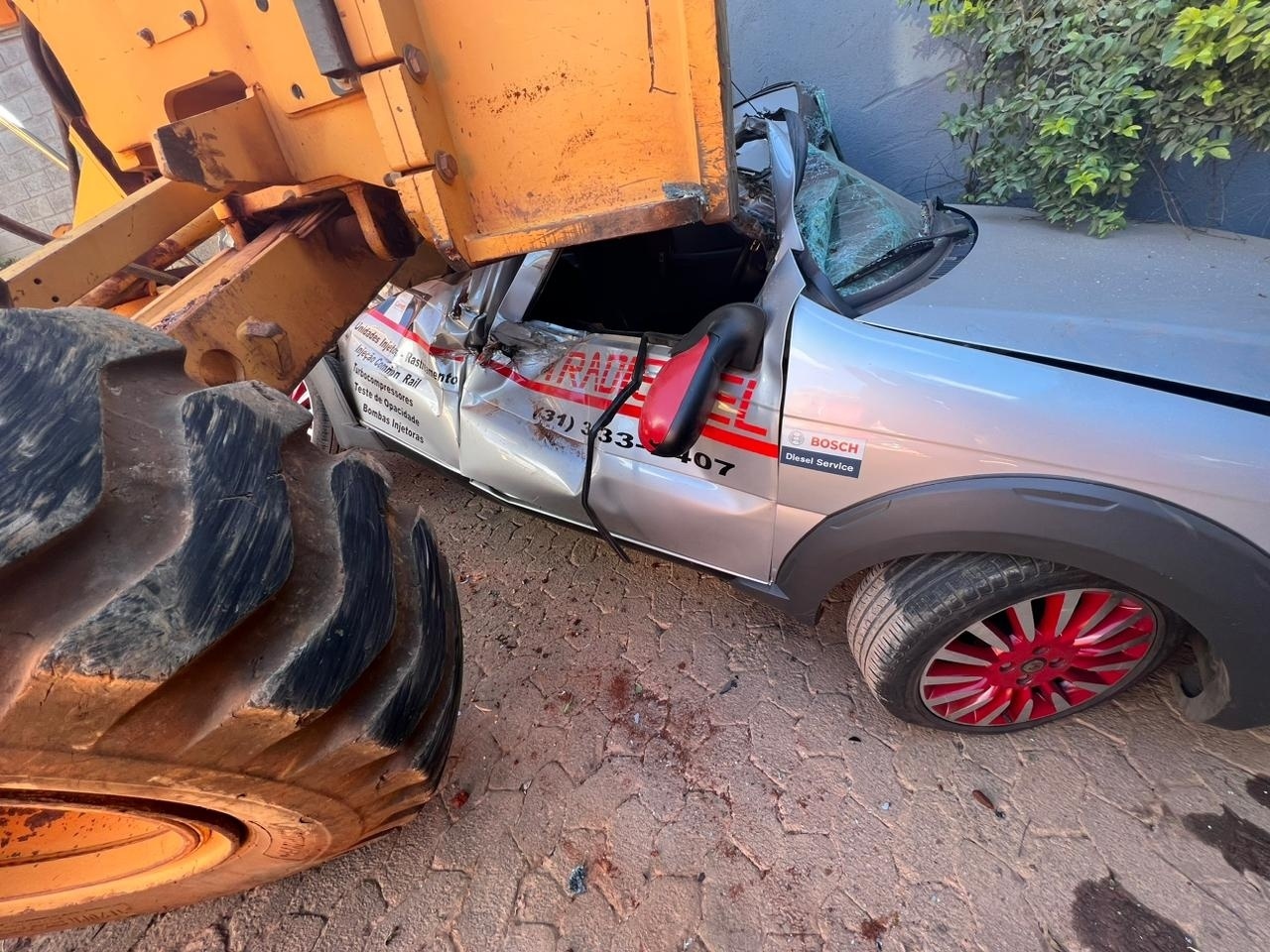 Trator esmaga carro mas motorista sobrevive em Minas Gerais