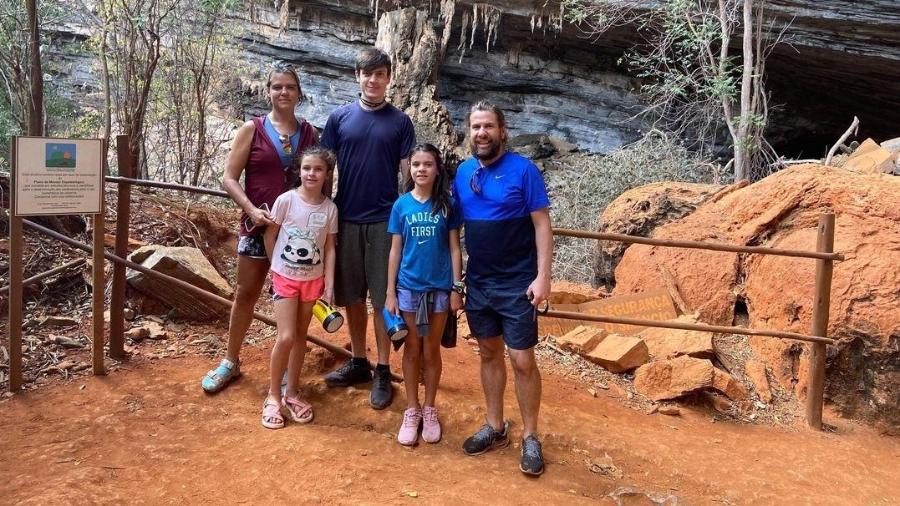 O casal Danielle Truffi e Daniel Davanço viaja pelo Brasil com o filho Vinícius, 22 anos, e as filhas Valentina, 12 anos, e Violetta, 10 anos. 