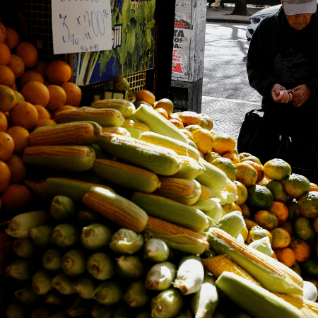 Consumidor conta dinheiro antes de comprar frutas em Buenos Aires 