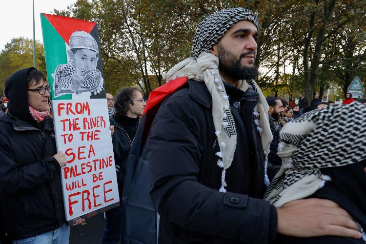Manifestante segura cartaz com o slogan 'Do rio ao mar, a Palestina será livre' durante um protesto em Berlim, em 4 de novembro de 2023