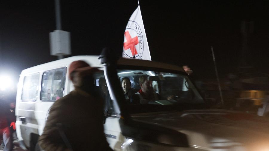 Reféns liberados pelo Hamas são levados em carro da Cruz Vermelha