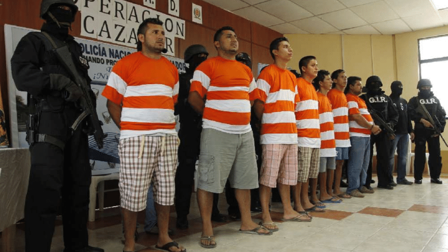 Membros da facção Los Choneros presos durante operação em 2011; grupo atua há mais de 20 anos no tráfico do Equador 