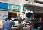 Carro atingido por caminhonete que caiu de prédio é roubado e recuperado - Reprodução/Facebook/Leandro Vieira