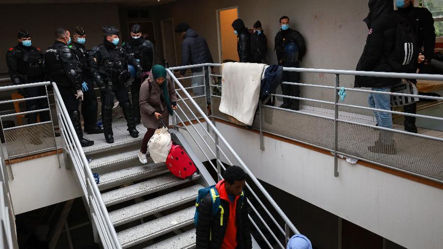 Polícia retira migrantes da maior ocupação da França a poucos dias dos Jogos Olímpicos - EMMANUEL DUNAND/AFP