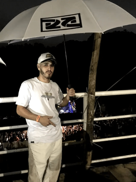 Mateus de Araújo, 24, conhecido como o "Brabo da umbrella" pelo sucesso com os objetos nas redes sociais