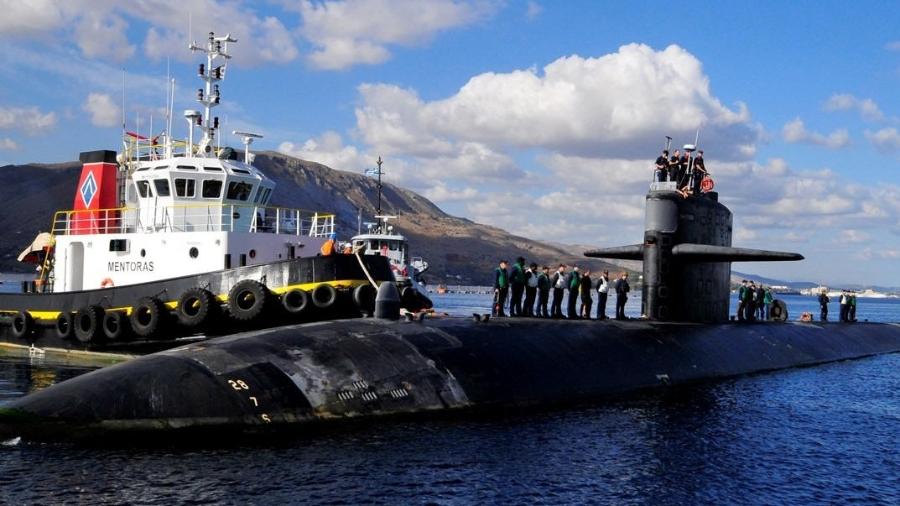 O Submarino nuclear USS Helena tem 110 metros de comprimento e 10 metros de largura