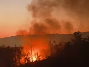 Centenas de bombeiros lutam contra megaincêndio na Califórnia