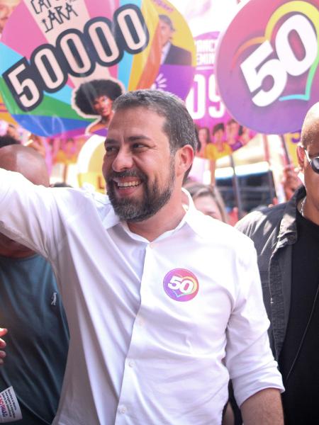 O candidato do PSOL à Prefeitura de São Paulo, Guilherme Boulos, faz campanha na 25 de Março - 4.set.2024-Raul Luciano/AtoPress/Estadão Conteúdo