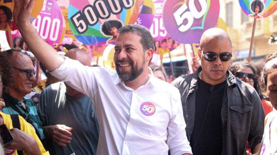 O candidato do PSOL à Prefeitura de São Paulo, Guilherme Boulos, faz campanha na 25 de Março - 4.set.2024-Raul Luciano/AtoPress/Estadão Conteúdo