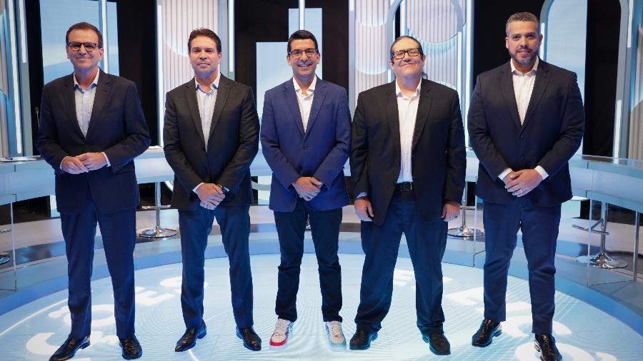 Da esquerda para direita: Eduardo Paes (PSD), Alexandre Ramagem (PL), Marcelo Queiroz (PP), Tarcísio Motta (PSOL) e Rodrigo Amorim (União Brasil) no estúdio da TV Globo, no Rio de Janeiro - TV Globo/ Fábio Rocha