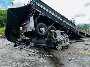 Acidente com ônibus e carreta deixa 22 mortos em Minas Gerais