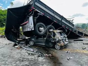 Acidente com ônibus, carreta e carro deixa 22 mortos em Minas Gerais