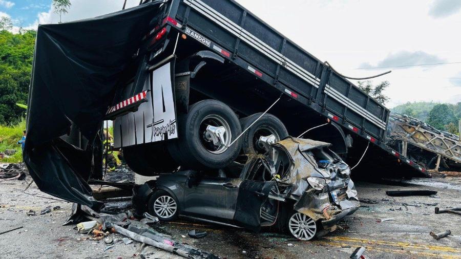 Acidente envolveu um ônibus, uma carreta e um carro de passeio