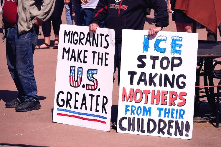 Após prisão de brasileira, comunidade de Worcester faz protesto contra presença de política de imigração de Trump Após prisão de brasileira, comunidade de Worcester faz protesto contra presença de política de imigração de Trump