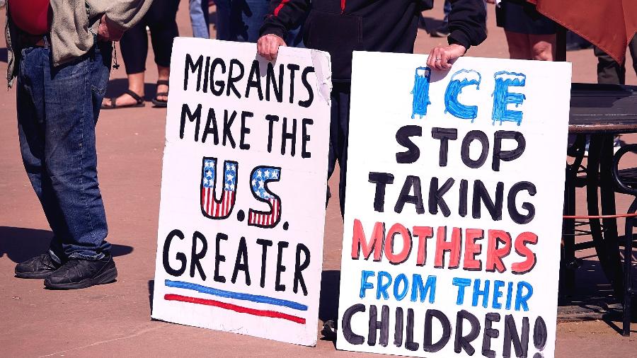 Após prisão de brasileira, comunidade de Worcester faz protesto contra presença de política de imigração de Trump Após prisão de brasileira, comunidade de Worcester faz protesto contra presença de política de imigração de Trump