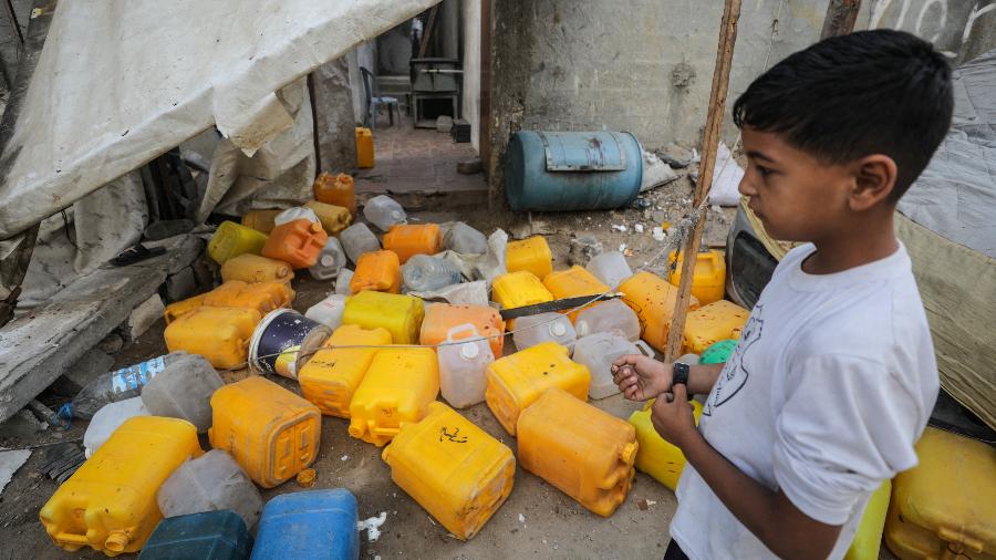 Um menino palestino inspeciona o local onde o ataque ocorreu Um menino palestino inspeciona o local onde o ataque ocorreu