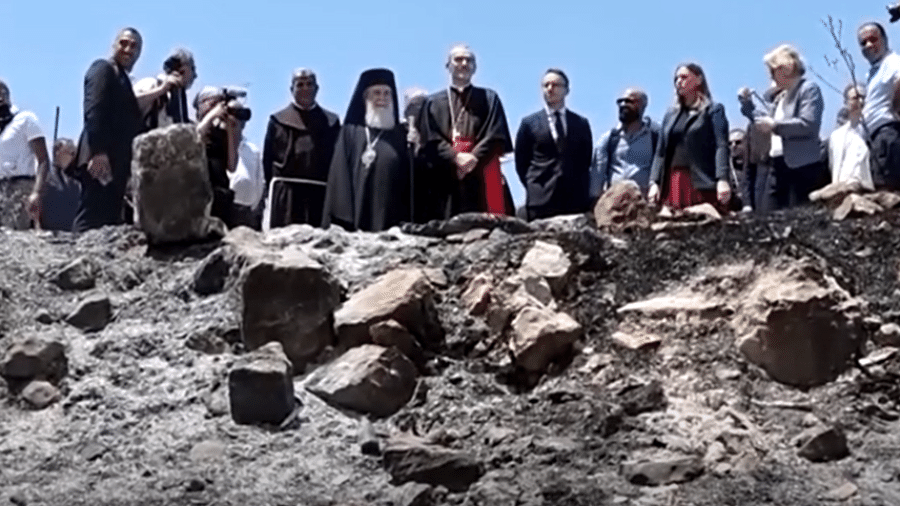 Autoridades religiosas visitam escombros de igreja palestina da Cisjordânia após ataque israelense Autoridades religiosas visitam escombros de igreja palestina da Cisjordânia após ataque israelense