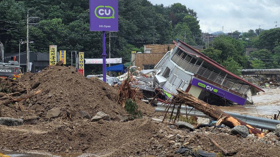 Loja de conveniência destruída em razão das chuvas em Gapyeong, na Coreia do Sul