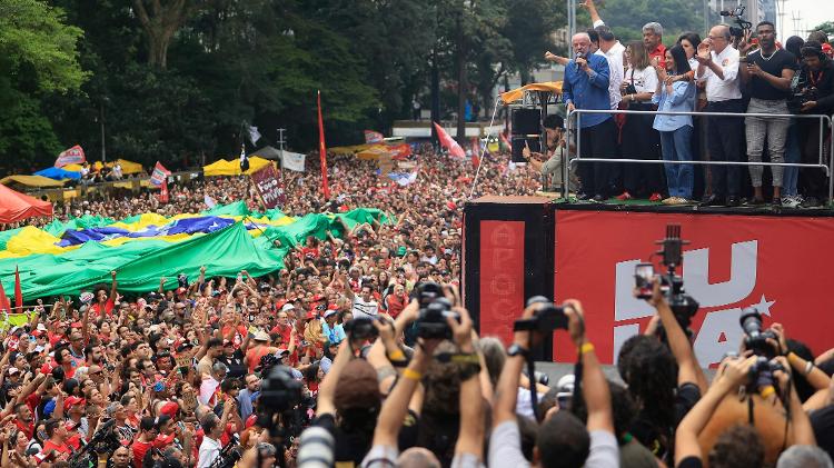 11.out.2026 - Lula fala para multidão em manifestação na avenida Paulista