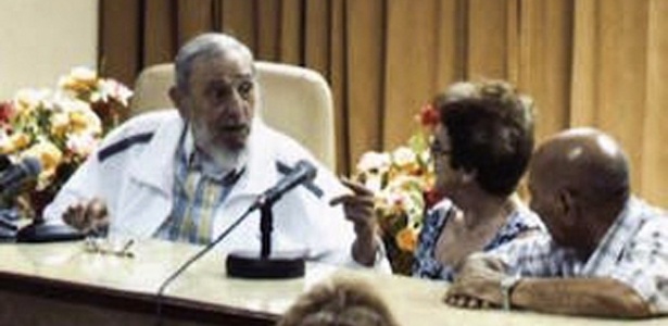 O líder cubano Fidel Castro reapareceu nesta sexta-feira em público em uma reunião de mais de quatro horas com professores queijeiros da ilha no Instituto de Pesquisas da Indústria Alimentar - AFP/cubadebate.cu