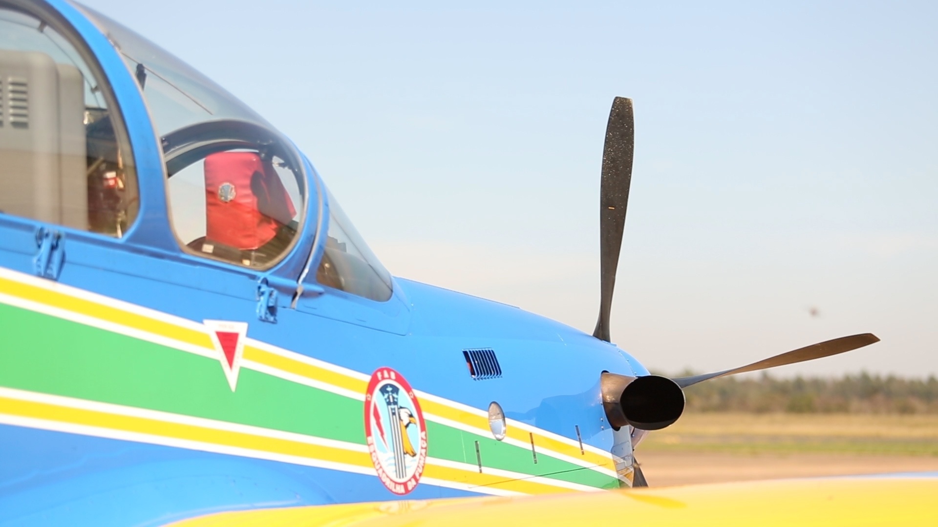 4.ago.2015 - Detalhe da aeronave A-29 Super Tucano da Esquadrilha da Fumaça na Academia da Força Aérea em Pirassununga (SP) - Ugo Soares/TV UOL