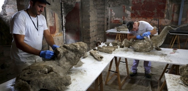 Em imagem de arquivo, restauradores trabalham para juntar fragmentos de corpos de gesso das vítimas da erupção do Monte Vesúvio em 79 d.C - Alessandro Bianchi/ Reuters