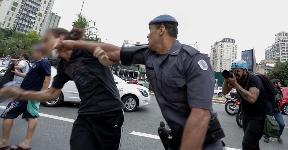 3.dez.2015 - Policiais usaram bombas de gás para dispersar manifestantes que protestavam contra a reorganização escolar na avenida Brigadeiro Faria Lima, esquina com avenida Rebouças, em Pinheiros, zona oeste de São Paulo