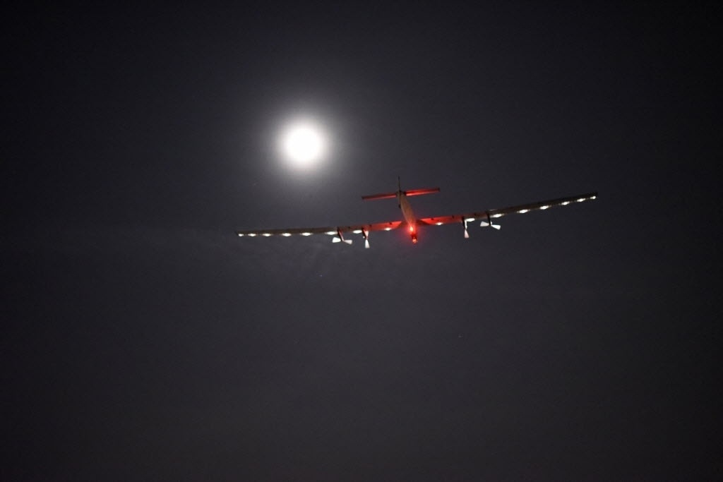 25.mai.2016 - O avião Solar Impulse 2 decolou de Ohio, nos Estados Unidos, em seu mais recente trajeto de uma jornada pelo mundo. A aeronave suíça partiu do aeroporto Internacional de Dayton rumo ao aeroporto Internacional Lehigh Valley em Allentown, na Pensilvânia. O voo deve durar cerca de 17 horas. A aeronave está equipada com 17 mil células solares, que abastecem os propulsores e carregam baterias. O avião consegue voar à noite com a energia estocada. Ele é pilotado por dois suíços, Bertrand Piccard e Andre Borschberg - Jean Revillard/Solar Impulse