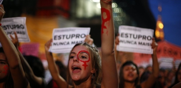 Manifestantes se reúnem na avenida Paulista, em São Paulo, e participam do ato "Por todas Elas", contra a cultura do estupro e a violência praticada contra as mulheres - Fabio Braga/Folhapress