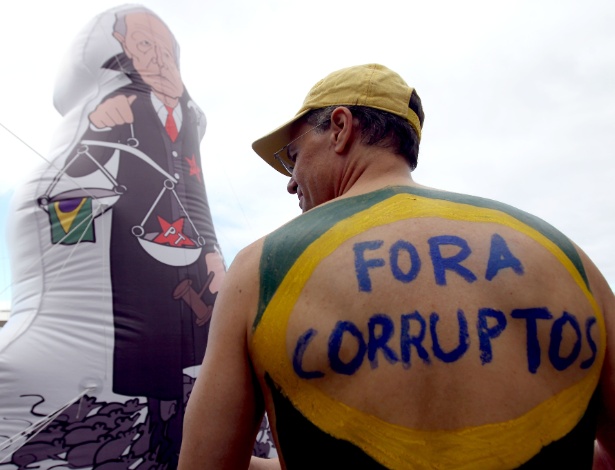 Manifestantes pró-impeachment da presidente afastada Dilma Rousseff realizam protesto na orla de Copacabana, zona sul do Rio  - Marcos Arcoverde/ Estadão Conteúdo