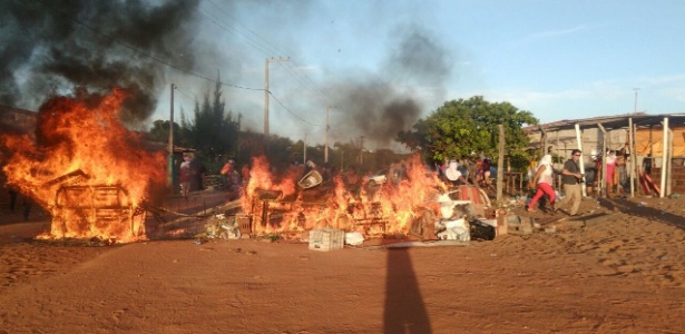 Mulheres incendeiam sofás e pneus para fechar rua de acesso ao presídio