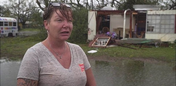 Judie McRae enfrentou o furacão Harvey agarrada à cama de seu trailer  - BBC