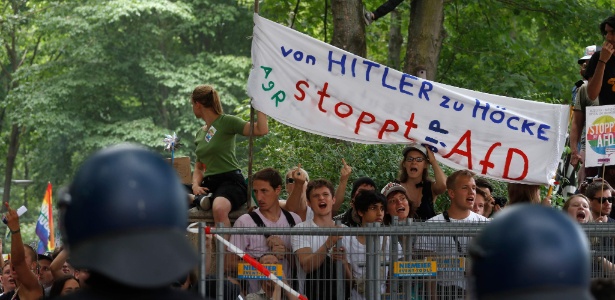 Manifestantes erguem uma faixa onde se lê "de Hitler para Hoecke, pare a AfD" durante protesto contra manifestação organizada pelo partido político de extrema-direita - Odd Andersen/AFP