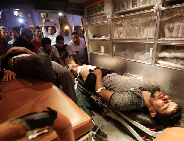 20.jul.18 - Homem ferido é levado ao hospital al Shifa, em Gaza, após ataque das forças israelenses - Anas Baba/AFP