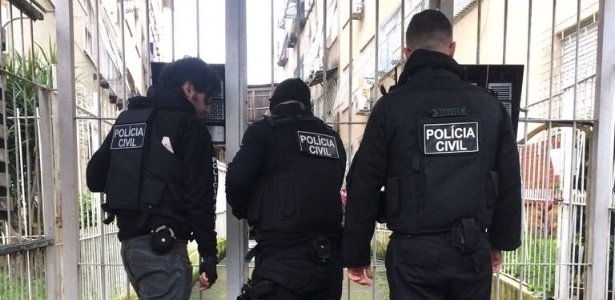 24.ago.2018 - Policiais civis cumprem mandados de prisão em Porto Alegre - Reprodução/Twitter