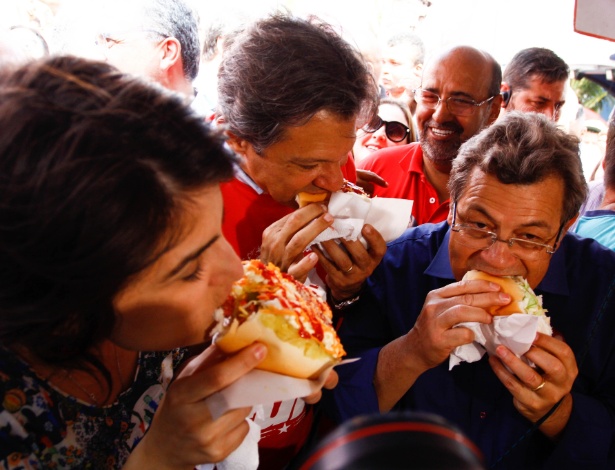 Ao lado de Manuela D'Ávila (PCdoB), candidata a vice; e do ex-prefeito de Osasco Emídio de Souza, Haddad parou para comer em uma das inúmeras barracas de cachorro-quente 