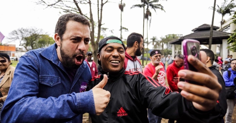 Guilherme Boulos realiza caminhada em Guarulhos, São Paulo, à véspera do primeiro turno das eleições 2018