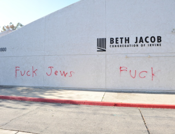 Pichações na sinagoga Beth Jacob, em Irvine, ao sul de Los Angeles - Allen Berezovsky/Getty Images/AFP