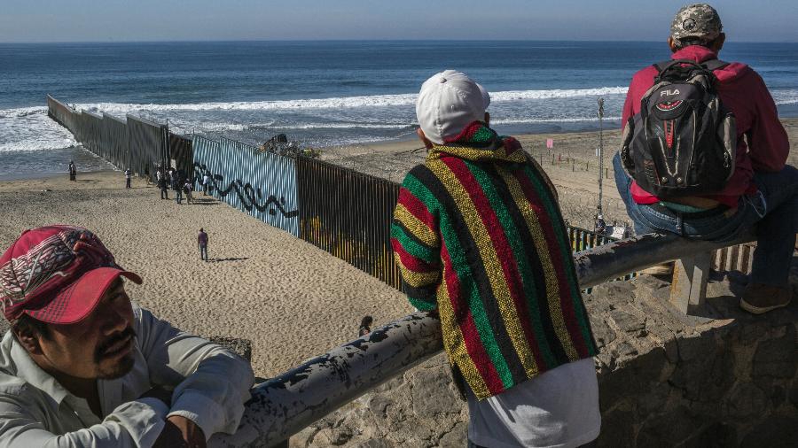 Migrantes na praia em Tijuana, México, perto da fronteira com San Diego, nos EUA - Mauricio Lima/The New York Times
