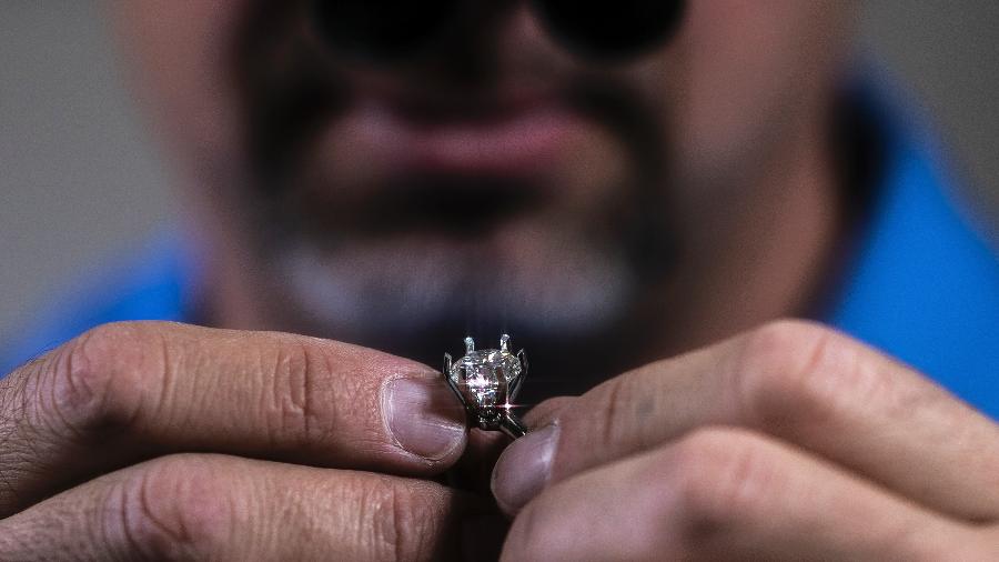 4.jan.2019 - Funcionário da Tiffany & Co ajeita pedra de diamante em um anel, em Pelham (EUA) - Jeenah Moon/The New York Times