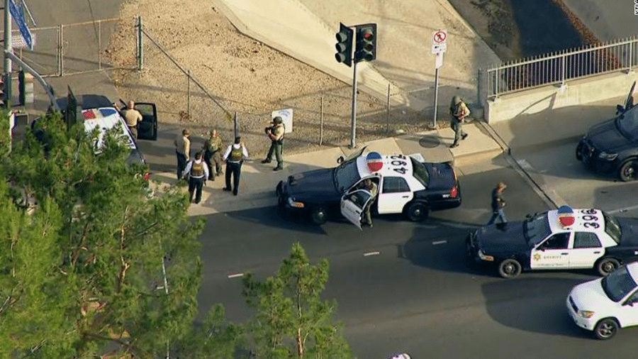 Policiais nos arredores da Saugus High School, em Santa Clarita, na Califórnia, palco de um tiroteio - Reprodução/CNN