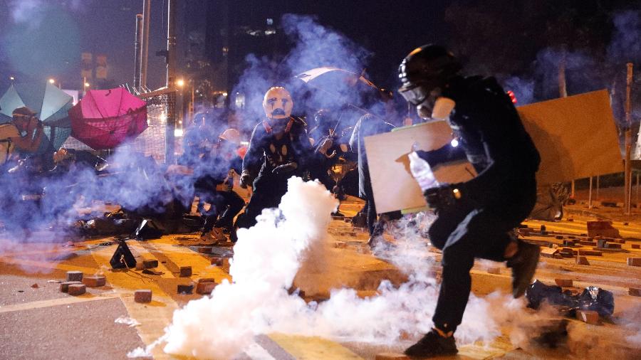 Confronto durante protesto ocorrido em Hong Kong - 16.nov.2019 - Thomas Peter/Reuters