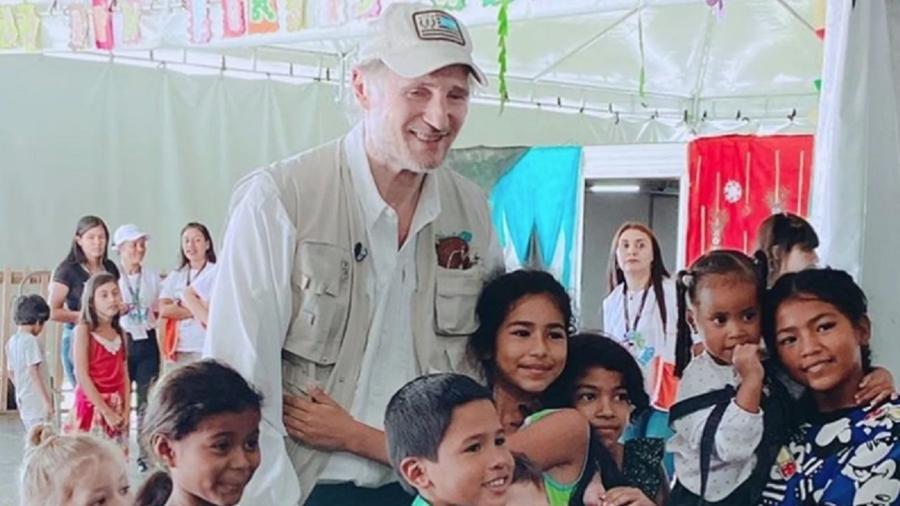 Ator Liam Neesom visita refugiados venezuelanos - Reprodução