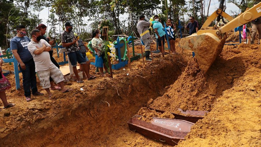 Enterro coletivo é feito em cova aberta por trator no Cemitério Nossa Senhora Aparecida, em Manaus - Edmar Barros/Futura Press/Estadão Conteúdo - 27.abr.2020