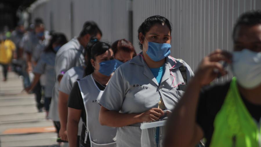 4.jun.2020 - Trabalhadores fazem fila para entrar em fábrica em Chihuahua, no México - David Peinado/Xinhua