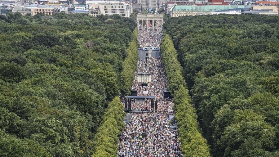 Milhares de pessoas saíram às ruas em Berlim neste sábado (1°) para protestar contra as regras de isolamento social - John Macdougall/AFP